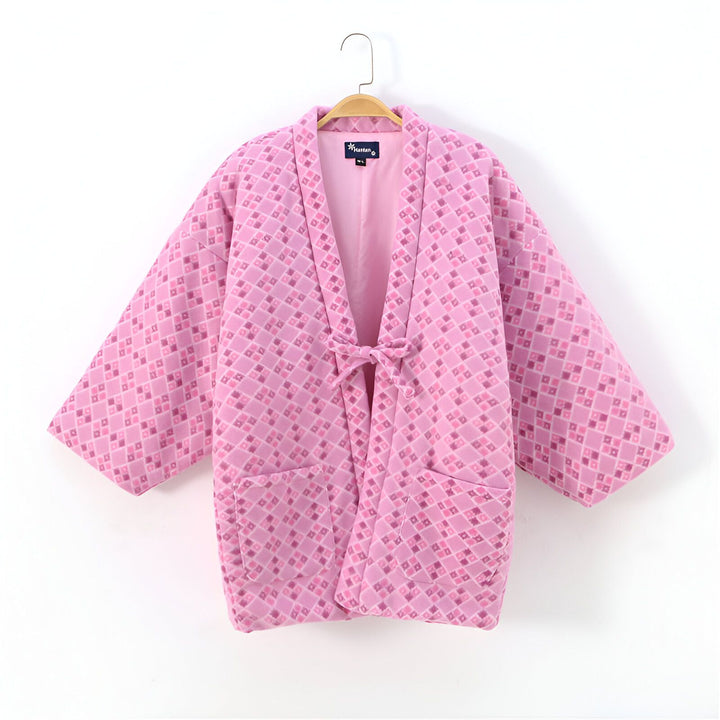 Kimono rose à motifs losanges suspendu, style japonais traditionnel. Vêtements kimono pour femmes, confort et élégance. Idéal pour se détendre à la maison ou pour un look unique.