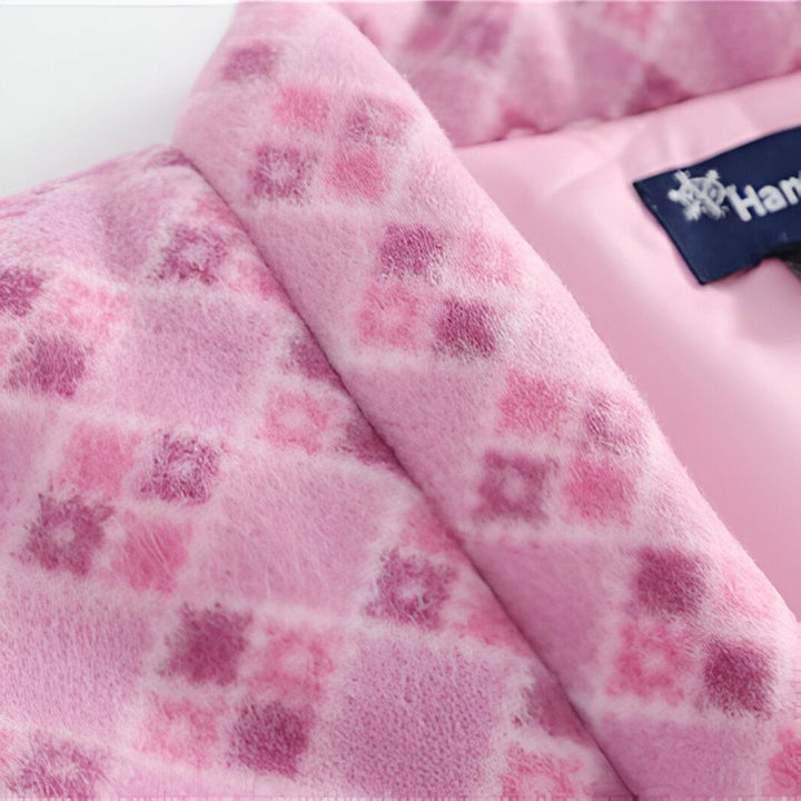 Détail d'un kimono rose à motifs floraux, tissu doux et confortable. Vêtements de style japonais, motifs traditionnels, texture délicate. Idéal pour un look élégant et décontracté. Explorez notre collection de kimonos.