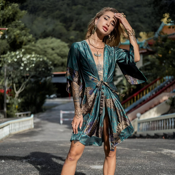 Femme portant un kimono vert turquoise à motifs. Kimono de notre collection. Style bohème et décontracté. Vêtements inspirés du Japon.