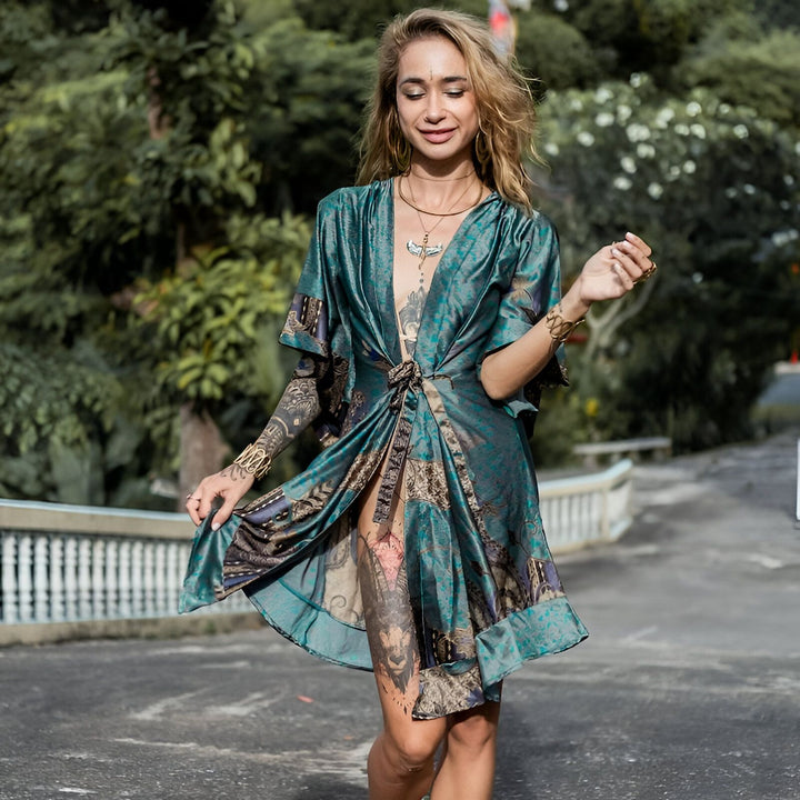 Femme portant un kimono turquoise à motifs, vêtement élégant et confortable. Notre collection de kimonos offre un style unique pour toutes les occasions. Découvrez notre gamme de couleurs et motifs.