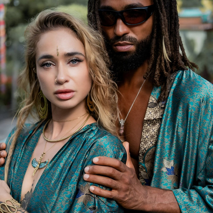 Couple portant des kimonos bleus à motifs. Vente de kimonos en ligne. Kimonos élégants pour femmes et hommes. Mode kimono tendance.