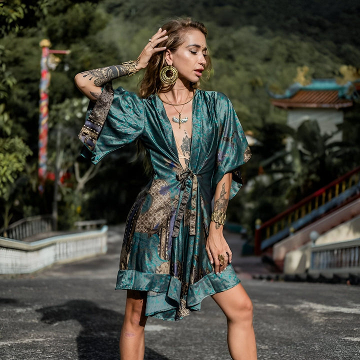 Femme portant une robe kimono courte turquoise à motifs. Vêtements de style kimono à vendre.