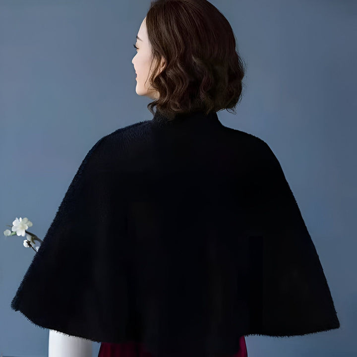 Femme portant un kimono noir moderne. Vue de dos, coiffure élégante. Kimonos tendance à découvrir.