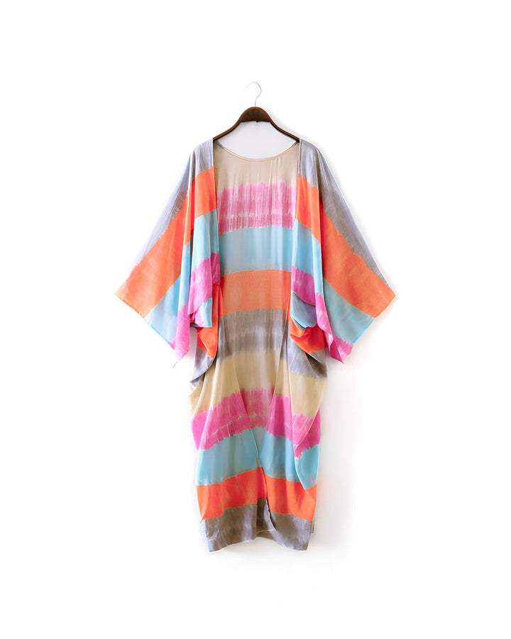 Kimono coloré à rayures horizontales sur un cintre. Vêtement ample, parfait comme peignoir ou veste d'intérieur. Boutique en ligne de kimonos pour femmes.
