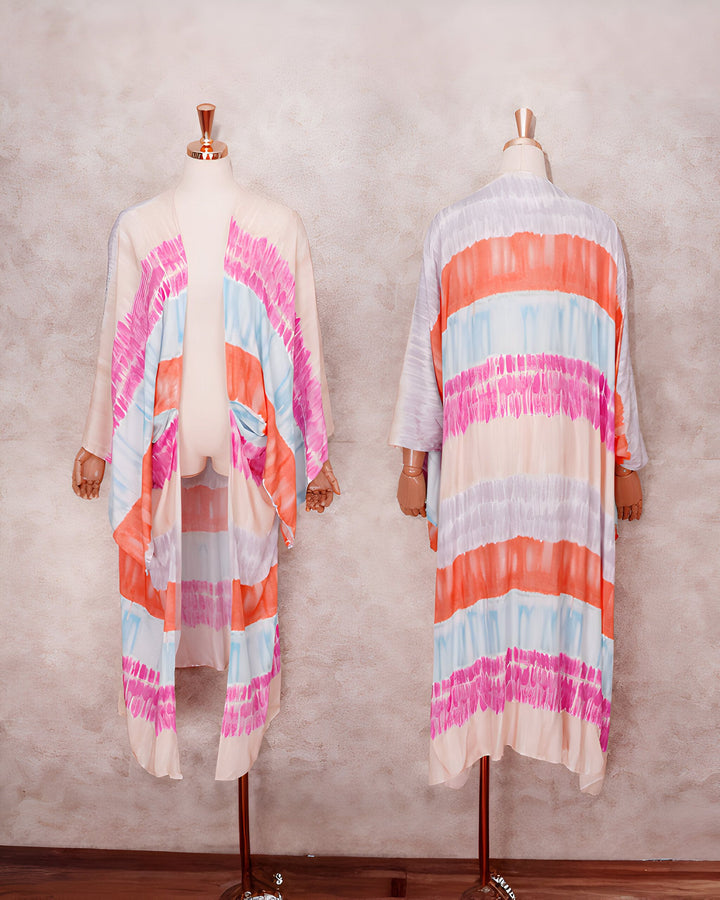 Kimono tie-dye multicolore sur mannequin, vue de face et de dos. Vêtements kimono en vente.