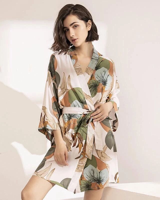 Femme portant un kimono à motifs floraux. Kimono léger et élégant parfait pour la détente. Découvrez notre collection de kimonos de qualité.