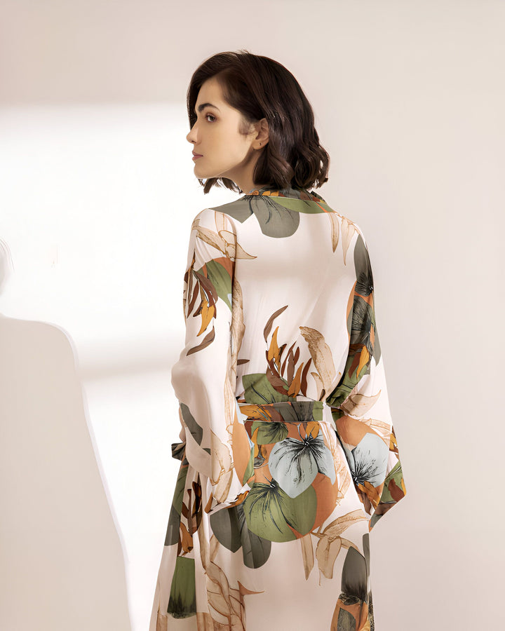 Femme portant un kimono imprimé floral, vêtement d'intérieur élégant. Collection de kimonos pour femme.