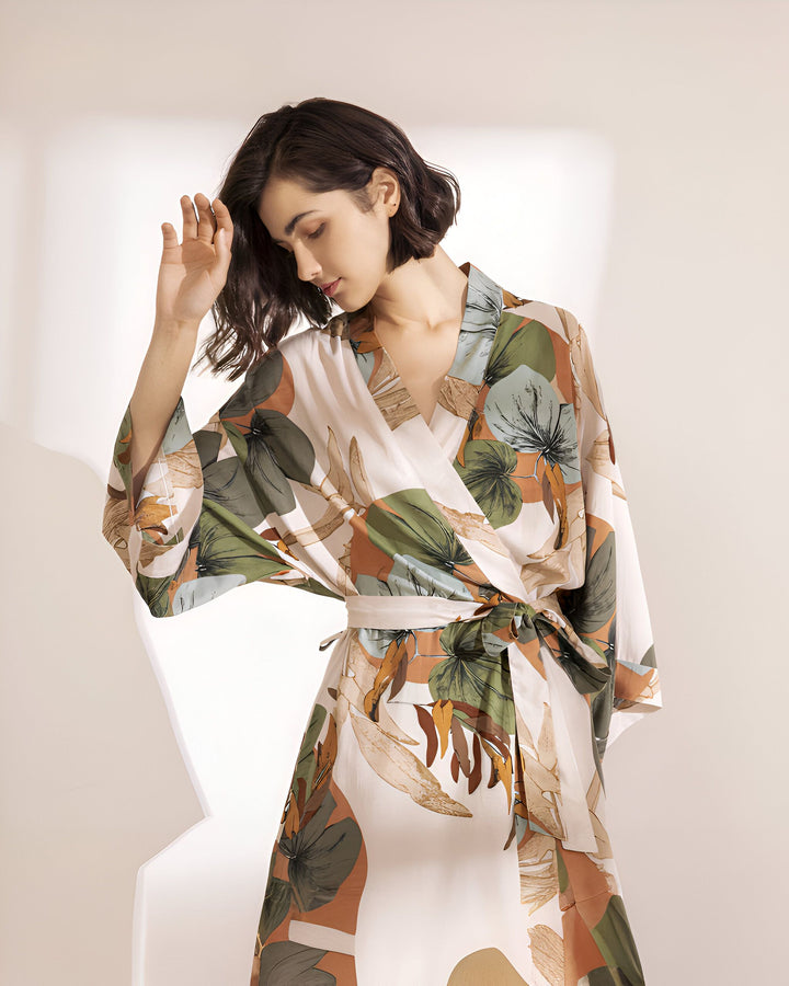 Femme portant un kimono fleuri, collection de kimonos pour femmes, motif floral, style japonais.