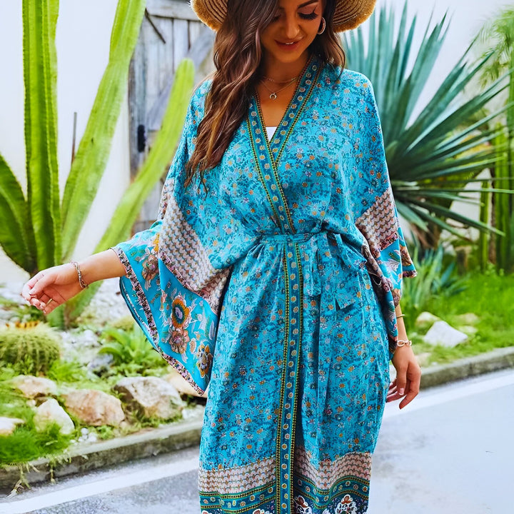 Femme portant un kimono bleu à motifs floraux, chapeau de paille. Vêtements de style japonais. Kimonos pour femmes, vente en ligne.
