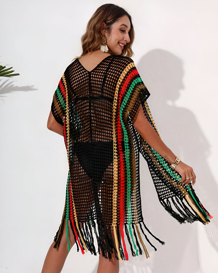 Femme portant un kimono de plage noir ajouré avec rayures colorées et franges. Parfait comme vêtement de plage ou de piscine. Kimonos disponibles dans notre boutique en ligne.