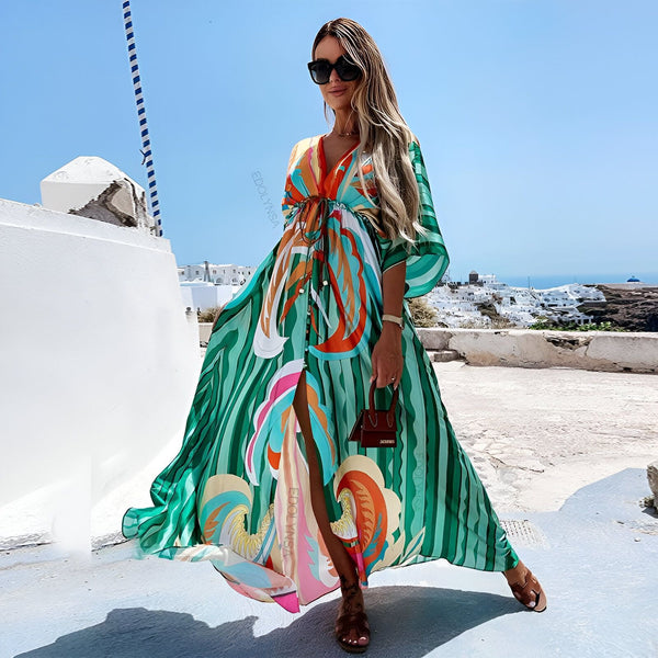 Femme portant un kimono long et coloré. Kimonos de notre boutique, robes d'été fluides et élégantes. Mode femme, vêtements de plage.