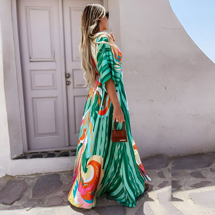 Femme portant un kimono long vert et coloré. Kimonos pour femmes, style bohème, vêtements d'été. Achetez nos kimonos en ligne.