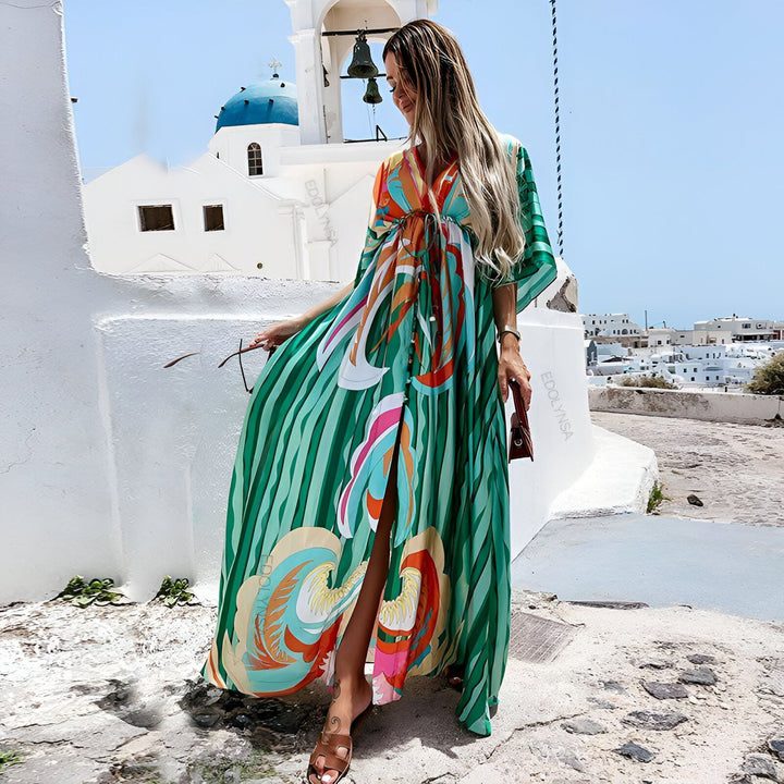 Femme portant un kimono long et coloré. Vêtements de plage de style kimono, robe d'été avec fente. Collection de kimonos tendance.