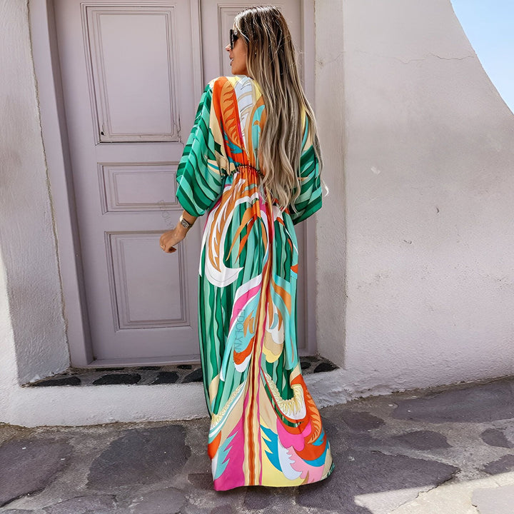 Femme portant un kimono long et coloré avec motifs, dos visible. Collection de kimonos pour femmes. Style élégant et décontracté.