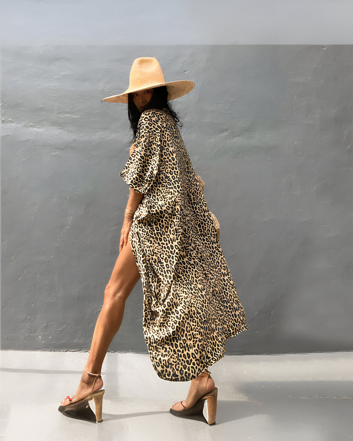 Femme portant un kimono léopard avec un chapeau de paille et des sandales à talons. Kimonos tendance pour femmes. Collection de kimonos imprimés. Mode et style kimono.