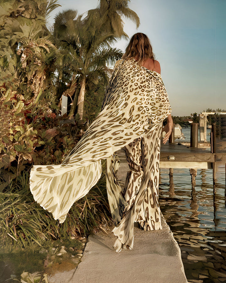Femme vue de dos portant un kimono imprimé léopard, près d'une jetée. Kimonos élégants pour toutes les occasions. Découvrez notre collection de kimonos.