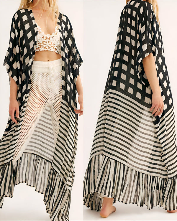 Kimono long à motifs géométriques noirs et blancs. Vêtement d'été fluide avec des rayures et des volants, idéal pour la plage. Découvrez notre collection de kimonos.