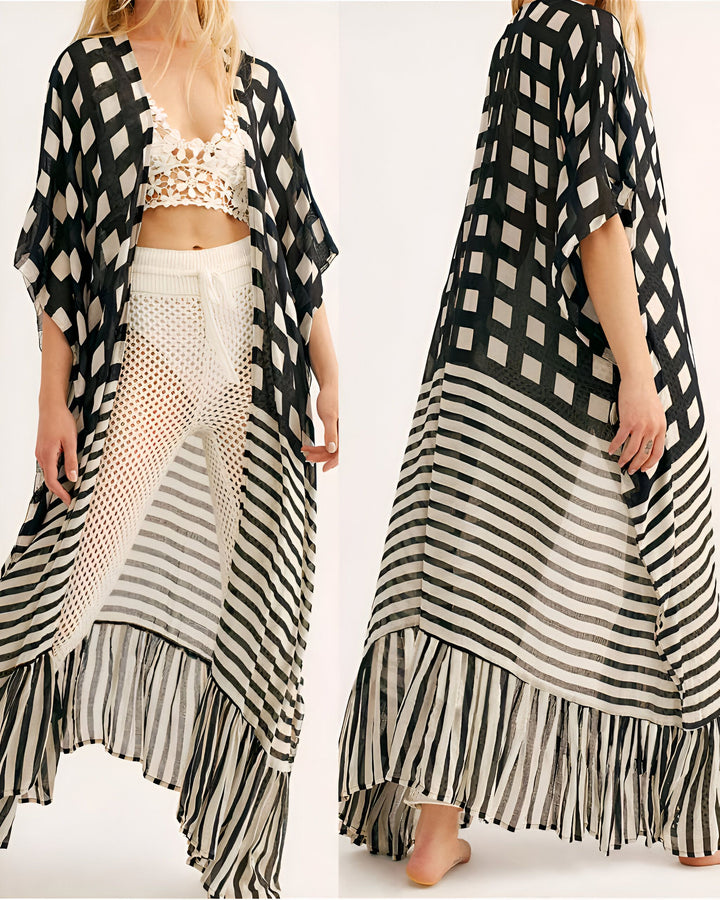 Kimono long à motifs géométriques noirs et blancs. Vêtement d'été fluide avec des rayures et des volants, idéal pour la plage. Découvrez notre collection de kimonos.