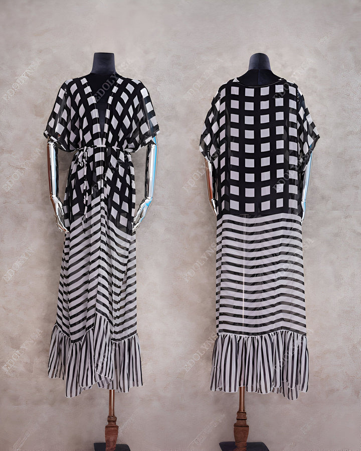 Kimono long à motifs géométriques noirs et blancs, vue de face et de dos. Vêtement ample et léger, idéal pour l'été.