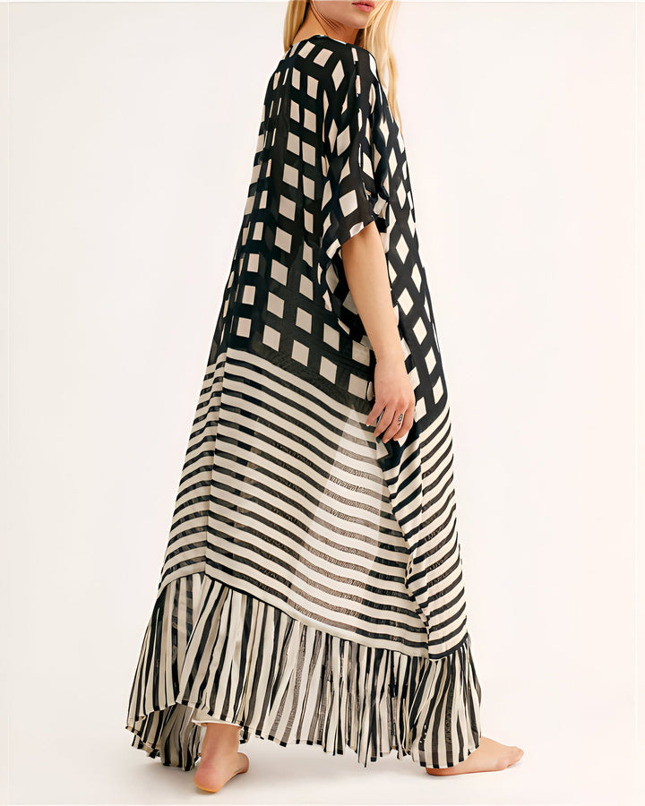 Kimono long à motifs géométriques noir et blanc. Vêtements de style japonais, vente de kimonos pour femme. Tissu léger et fluide, idéal pour l'été.