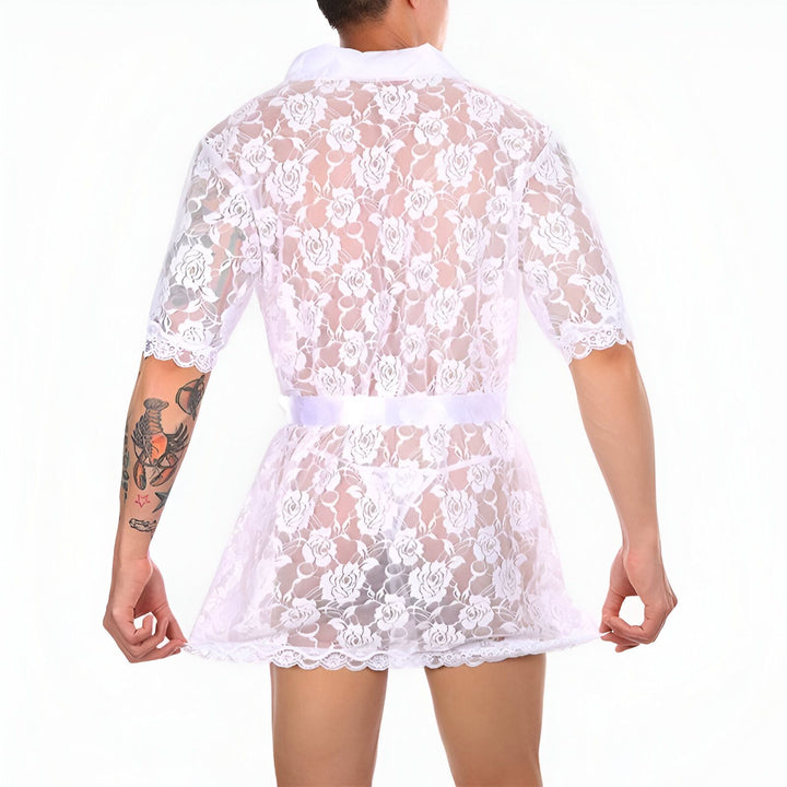 Homme portant un kimono blanc en dentelle, dos visible. Peignoir court à motifs floraux avec ceinture assortie, idéal comme vêtement d'intérieur ou de détente. Élégance et confort.