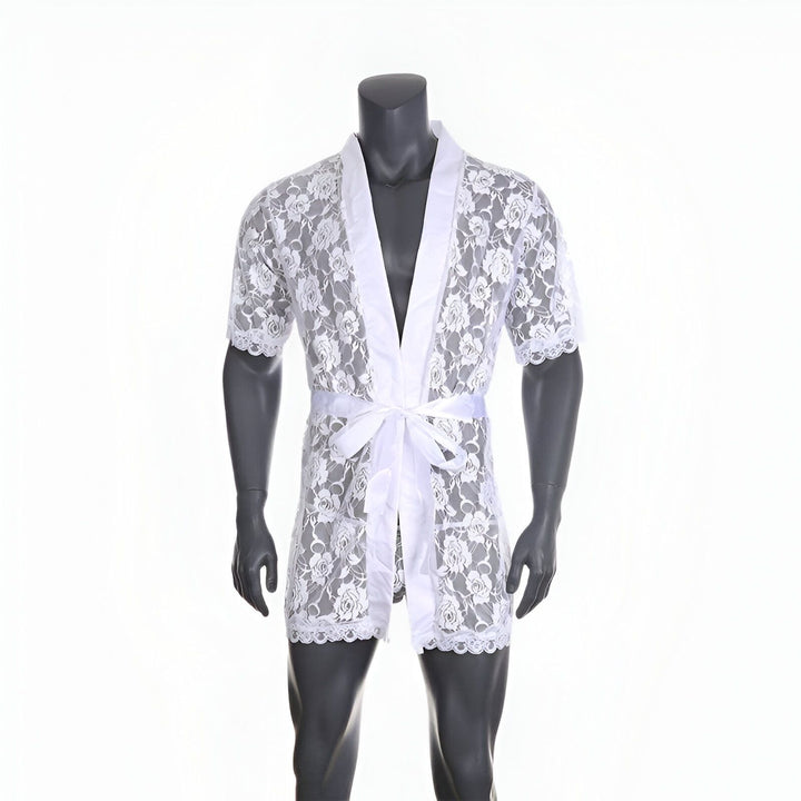 Kimono homme en dentelle blanche avec ceinture, vêtement de nuit luxueux. Idéal pour se détendre avec style. Découvrez notre collection de kimonos uniques pour hommes.