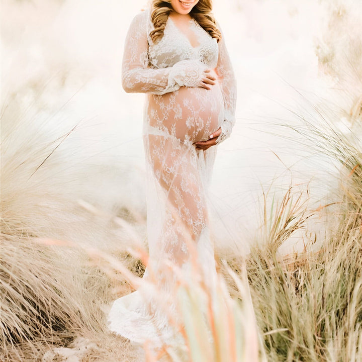 Femme enceinte en kimono dentelle blanche, mains sur le ventre. Élégance et maternité, vêtement de grossesse unique. Kimonos pour futures mamans disponibles.