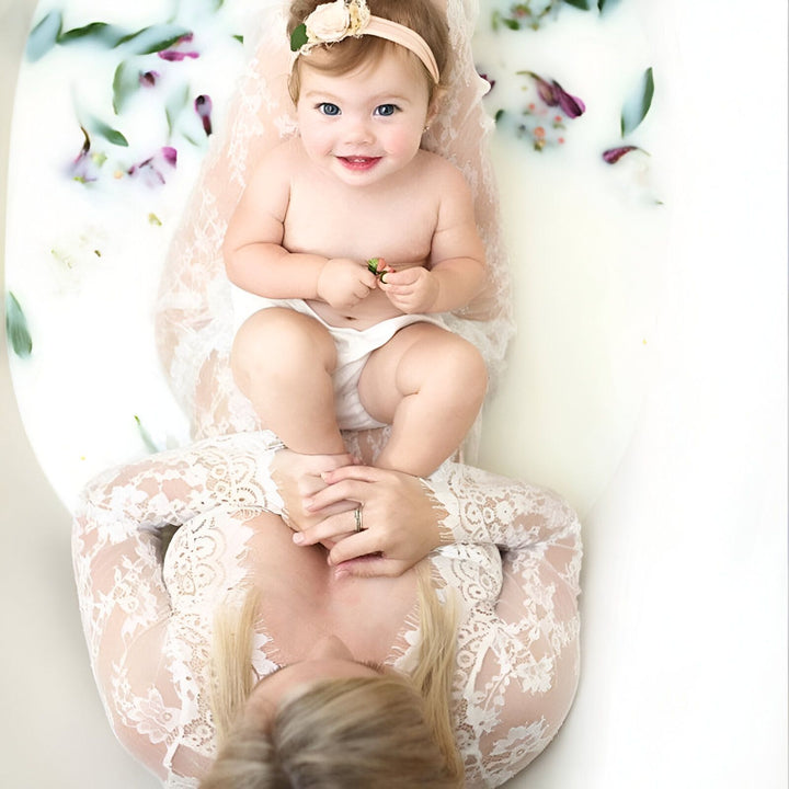 Mère et bébé dans un bain de lait fleuri. Kimonos pour mères et bébés disponibles. Douceur maternelle capturée.