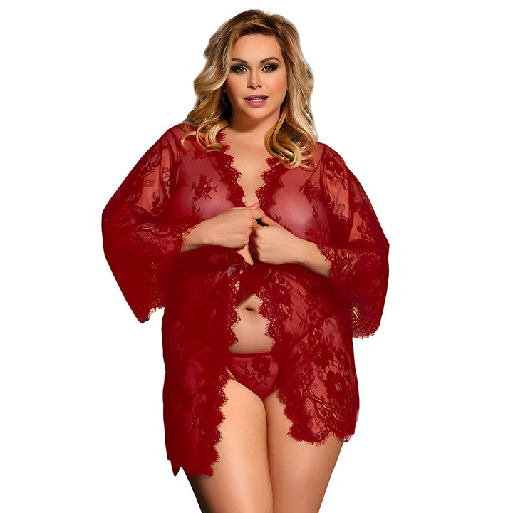 Femme portant un kimono rouge en dentelle. Kimono de lingerie séduisant, parfait pour une nuit romantique. Découvrez notre collection de kimonos pour femmes.