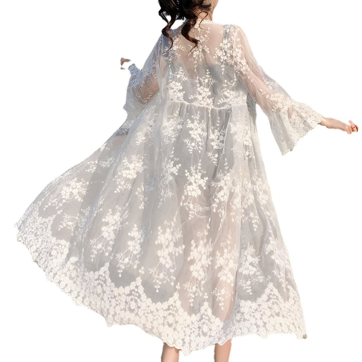 Kimono long en dentelle blanche avec manches évasées. Vêtement d'extérieur léger et élégant.