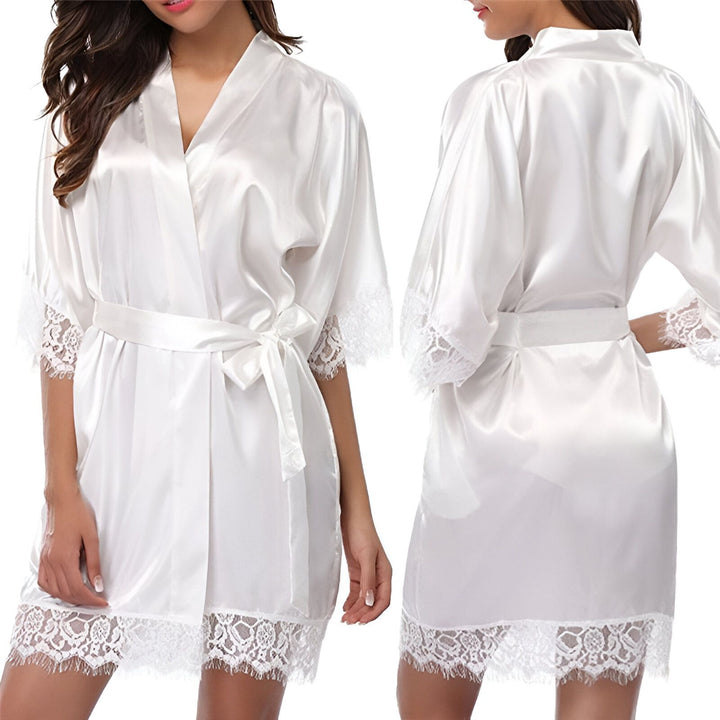 Peignoir blanc en satin avec détails en dentelle. Vue avant et arrière, ceinture à nouer. Vêtement de nuit élégant et confortable.