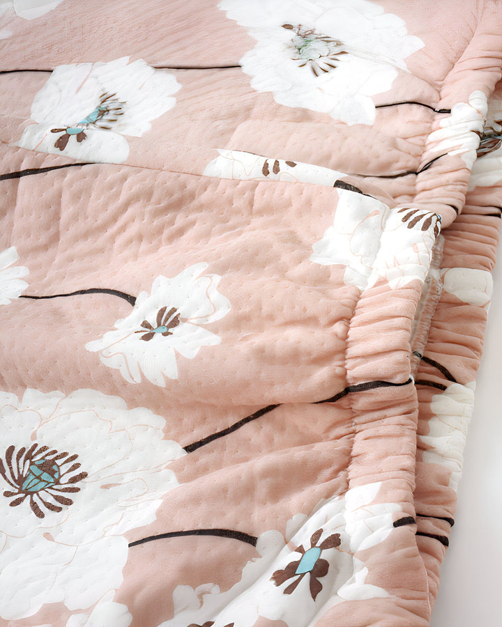 Kimono avec motif floral blanc sur fond rose. Vêtement traditionnel japonais, élégant et confortable. Découvrez notre collection de kimonos uniques !