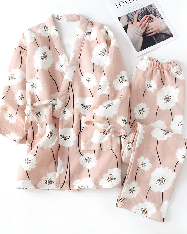 Ensemble kimono rose à fleurs blanches. Vêtements d'intérieur confortables et élégants. Parfait pour se détendre à la maison. Découvrez notre collection de kimonos uniques.