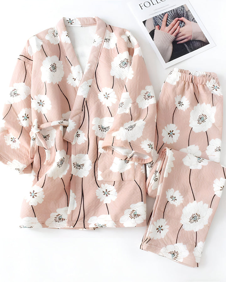Ensemble kimono rose à fleurs blanches. Vêtements d'intérieur confortables et élégants. Parfait pour se détendre à la maison. Découvrez notre collection de kimonos uniques.
