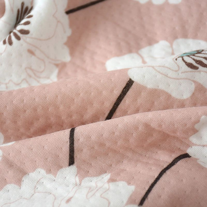 Motif floral rose et blanc sur tissu pour kimono. Détail de textile japonais, motifs de fleurs pour robes et vêtements traditionnels. Texture douce et élégante.