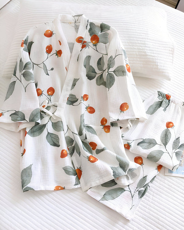 Kimono pour femme avec motifs floraux, ensemble de pyjama léger et confortable. Vêtement traditionnel revisité pour la détente à la maison. Idéal pour un style japonais décontracté.