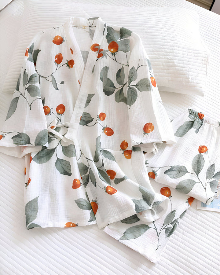 Kimono pour femme avec motifs floraux, ensemble de pyjama léger et confortable. Vêtement traditionnel revisité pour la détente à la maison. Idéal pour un style japonais décontracté.