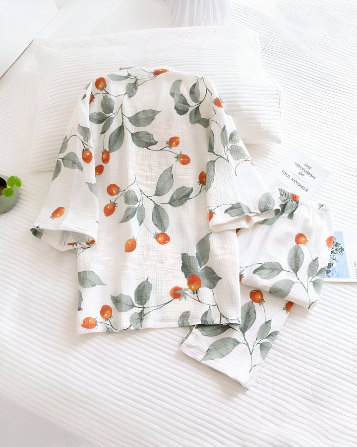 Ensemble kimono fleuri blanc et orange, vêtement confortable et élégant. Découvrez nos kimonos uniques et raffinés. Parfait pour se détendre avec style.