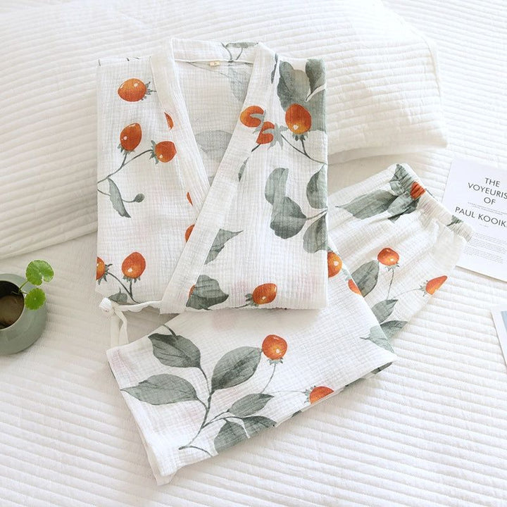 Kimono en coton léger avec motif de feuilles et fruits orange. Ensemble confortable comprenant une veste kimono et un pantalon assorti, idéal pour se détendre à la maison.