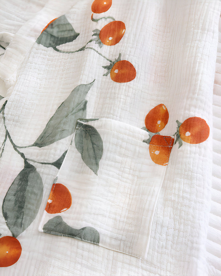Kimono en coton blanc avec motif d'agrumes orange et feuilles vertes. Détail de la poche du kimono. Vêtements japonais traditionnels revisités.