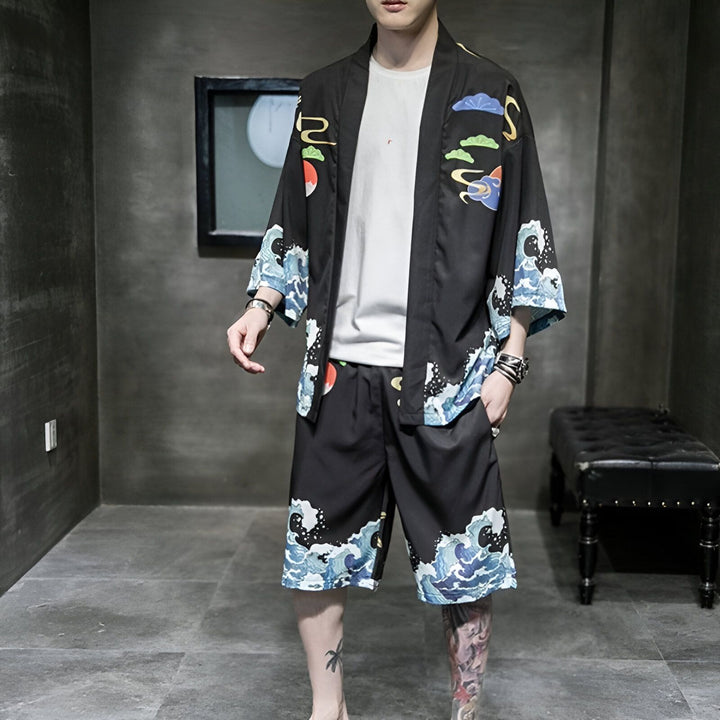 Homme portant un kimono noir avec motifs de vagues bleues et de nuages colorés. Ensemble kimono veste et short. Vêtements japonais traditionnels et modernes. Boutique en ligne de kimonos authentiques et stylés.