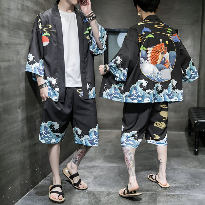 Ensemble kimono noir imprimé vagues et carpe koï pour homme. Vêtement japonais traditionnel revisité pour un look moderne et décontracté. Idéal pour un style unique et tendance.