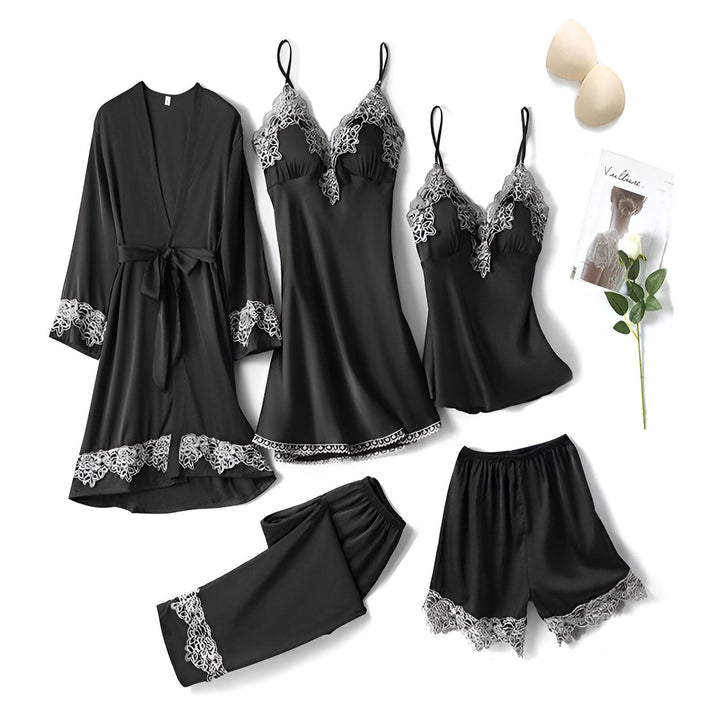 Ensemble kimono en satin noir : robe de chambre, nuisette, haut à bretelles, short et pantalon. Détails en dentelle blanche. Lingerie de nuit élégante.