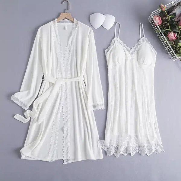 Ensemble kimono blanc : robe de chambre élégante avec ceinture, nuisette assortie, coussinets de soutien-gorge. Lingerie féminine et confortable. Idéal pour se détendre avec style.