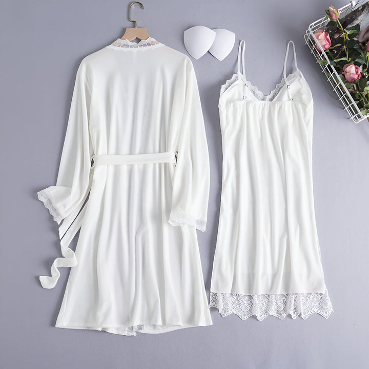 Ensemble kimono blanc en satin : peignoir avec ceinture et nuisette à bretelles fines avec détails en dentelle. Accessoires : coques de soutien-gorge et fleurs décoratives. Kimonos de haute qualité pour femme.