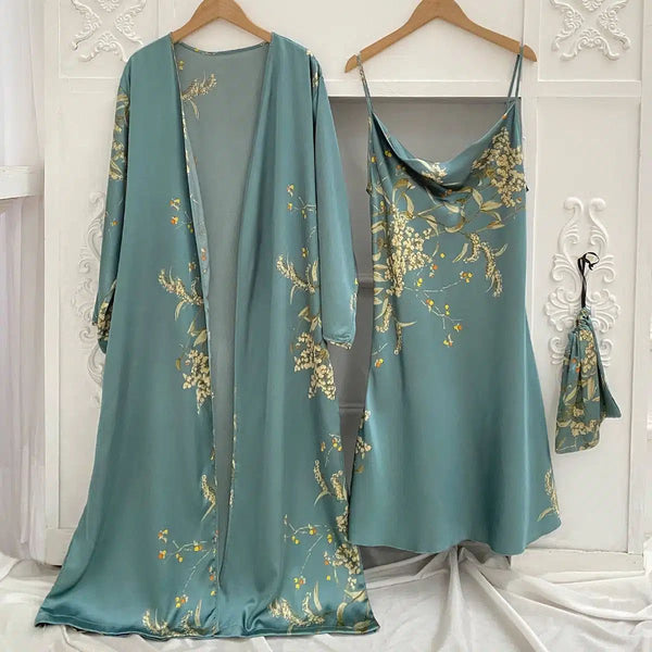 Ensemble kimono turquoise avec motifs floraux. Peignoir long et nuisette assortie. Mode kimono élégante et confortable. Idéal pour la détente à la maison.