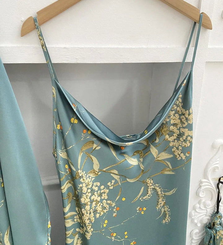 Kimono bleu à motifs floraux sur cintre. Vêtements kimono élégants et confortables. Découvrez notre collection de kimonos uniques.