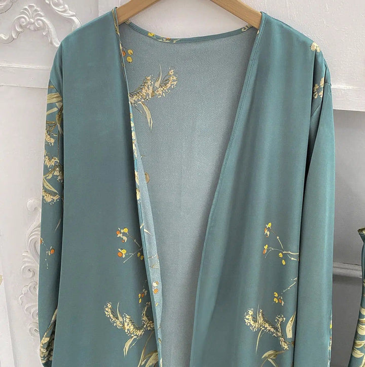 Kimono bleu turquoise avec motifs floraux sur cintre. Vente de kimonos en ligne.