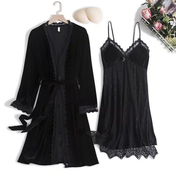 Ensemble kimono noir en velours avec dentelle, comprenant une robe de chambre et une nuisette. Vêtements d'intérieur élégants pour femme. Découvrez notre collection de kimonos.