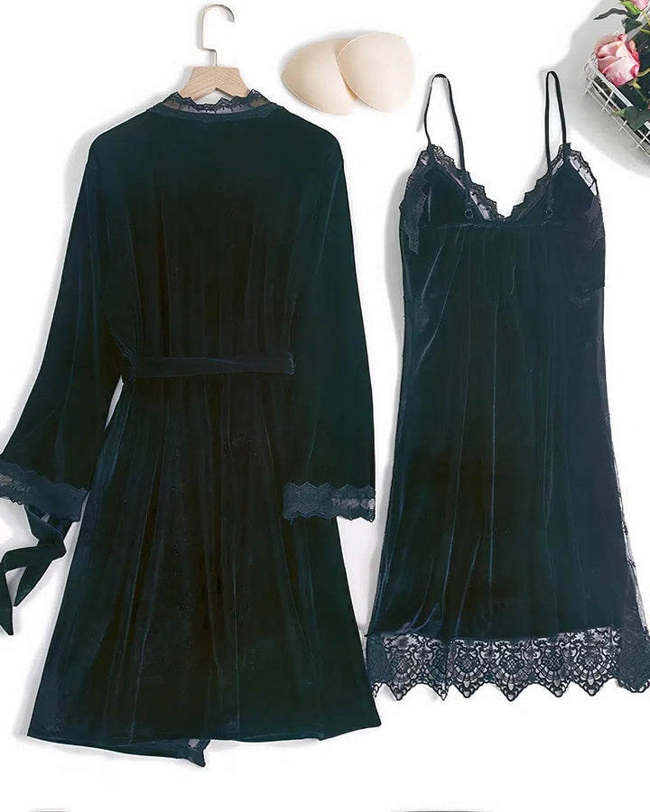 Ensemble kimono en velours noir avec robe à fines bretelles assortie. Vêtements de nuit élégants, parfait pour se détendre avec style. Disponible dans notre boutique de kimonos.
